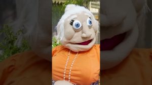 סבתא נתפסה על חם 😂